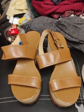 MICHAEL KORS BROWN PLATFORM WEDGE SANDALS W/DISTINCT 2-STRAP LEATHER BUCKLE EX